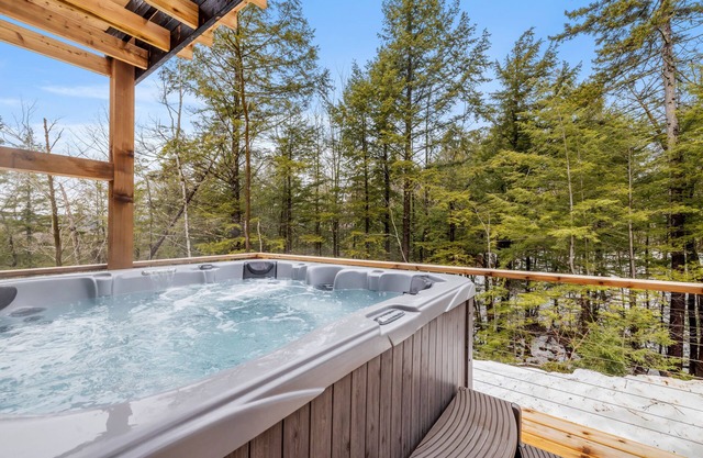 White Mountain Cabin w/Hot Tub Near Saco River