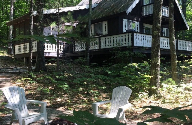 White Mountains & Lakes Chalet Screened Porch, FirePit, 1/2 mile to 3 Beaches