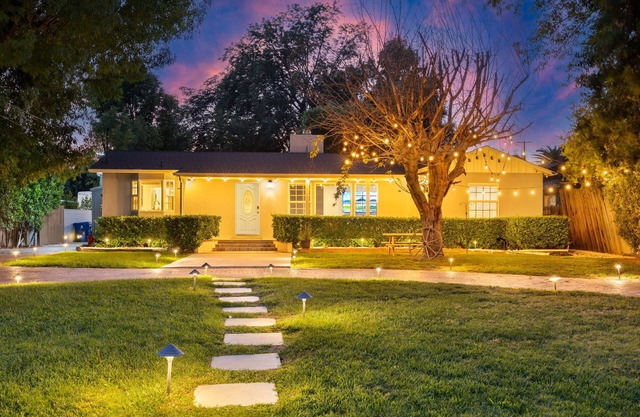 White Oak - Luxurious & Modern Ranch-Style Home