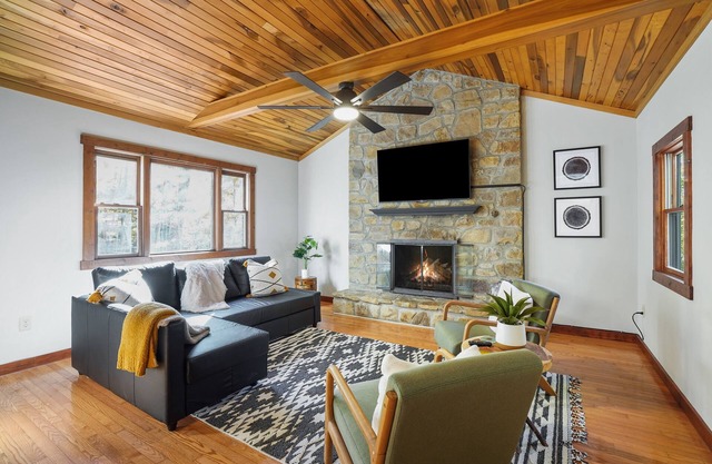 White Oak Woods-Hot-tub-Fire Pit-Grill-3 Season Patio-Corn Hole-Solo Stove