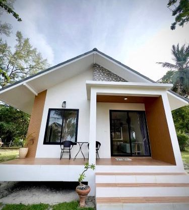 White Pearl 2BR Beachfront House Malibu Seaview