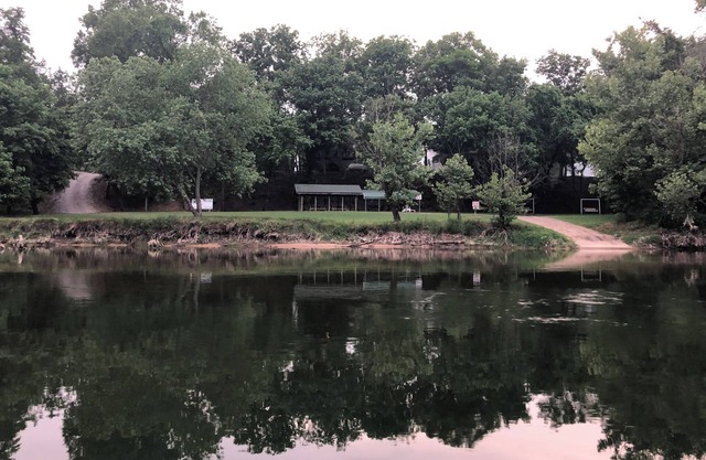 White River trout fishing/reunion getaway in Flippin AR w/boat ramp & game room