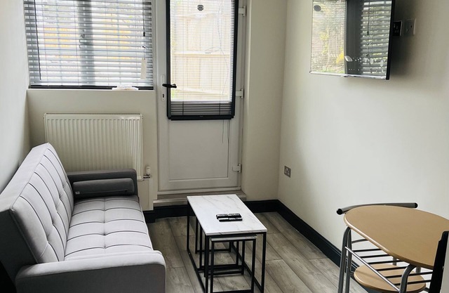 White Soft, Private En-suite Double Room, Garden and Free Parking