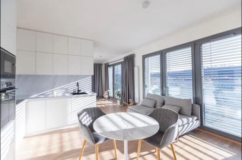 WHITE Suite
