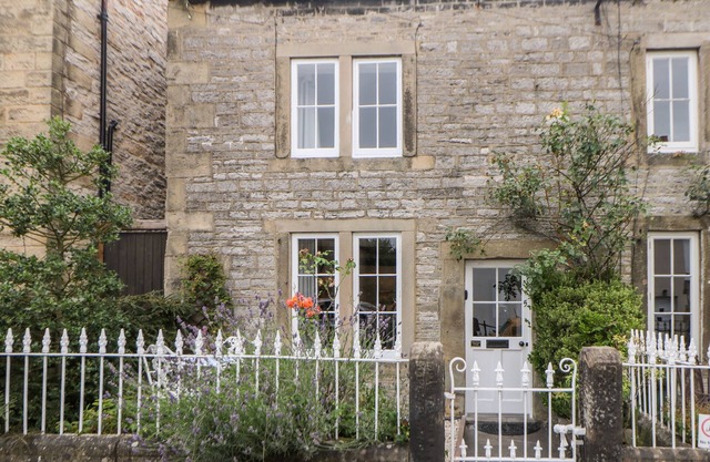 WHITE SWAN COTTAGE, pet friendly, with open fire in Youlgreave