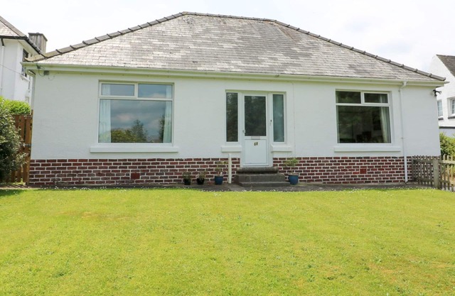 WHITE THORNS, pet friendly, with a garden in Haverfordwest