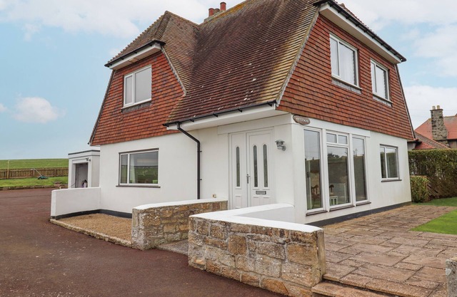 WHITESTACKS, family friendly, country holiday cottage in Bamburgh