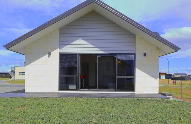 Whitestone Cottage Lakefront in Te Anau