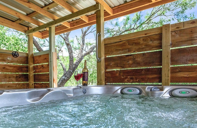Whitetail Oaks Texas Star Cabin | Hill Country Views | Whirlpool Tub | Fire pit | NO PETS
