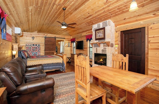 Whitetail Oaks The Hideout | Hill Country Cabin | Hot Tub | Full Kitchen | NO PETS