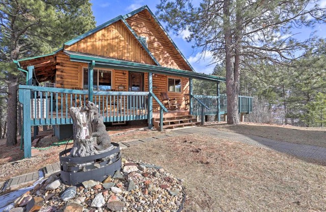 Whitewood Cabin Deck, Gas Grill and Hot Tub!