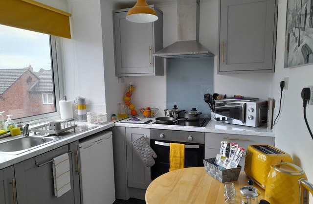 Whole Apartment With Balcony, Breakfast & Parking