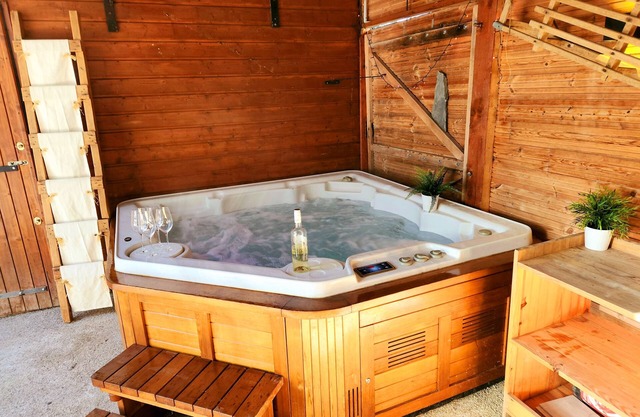 Whole chalet + private outdoor SPA-3 parking spaces-Near Ski Resort & Lake