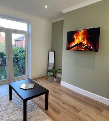 Whole House Modern Two Bedroom in Newcastle - Free Parking