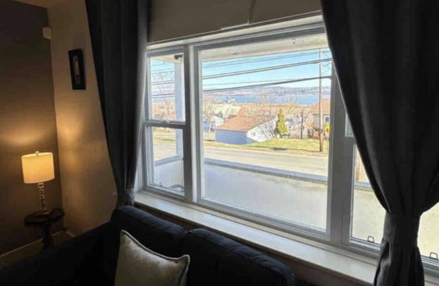 Whole house w/ picturesque mountain views, super close to beach & hiking trails!