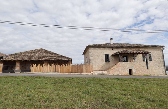 Whole house with old farmhouse south of Cahors