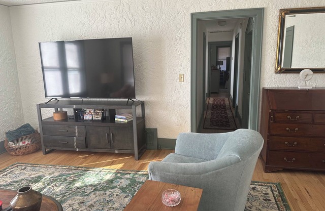 Why Drive When you can Walk? Off Dickson Top Floor Apartment