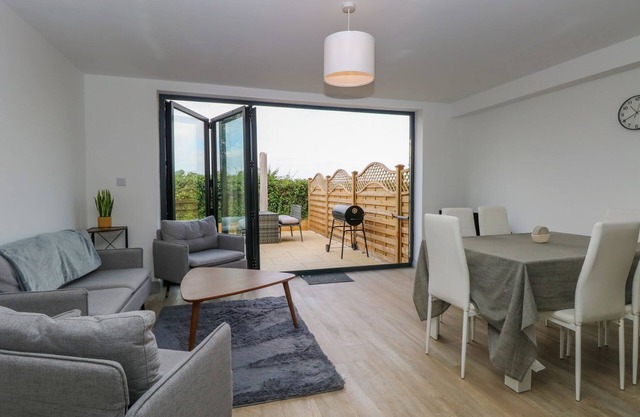 WIDDINGTON 2 BERNALEEN COTTAGES, pet friendly in Docking