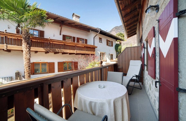 Wiedmairhof Apartment 'Schwalbennest' with West-facing balcony, Shared Terrace & Garden and Wi-Fi