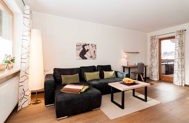 Wiesbauer, 2-room, 2nd floor, south/west, 2 balconies, mountain view - Apartments Trinkl