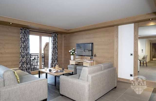 Wifi, ski-in/ski-out & foot of the slopes, view valley, fitness, swimming pool, balcony, parking, tv