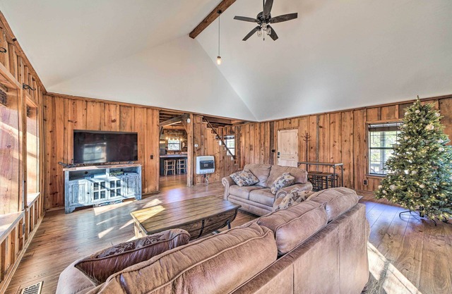 Wilburton Cabin w/Fire Pit, Mountain Views!