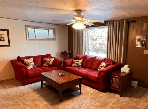 Wild Alaskan 3 Bd Upper Apt Close to downtown