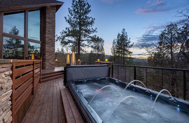 Wild Horse Estate. 17 Acres of a Unique home, huge hot tub, Tesla Charger, Amazing views! AC!