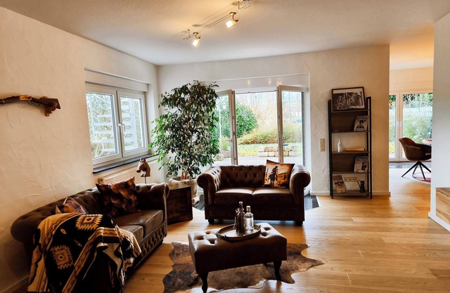 Wild Western Apartment- TLA in a quiet location by the river