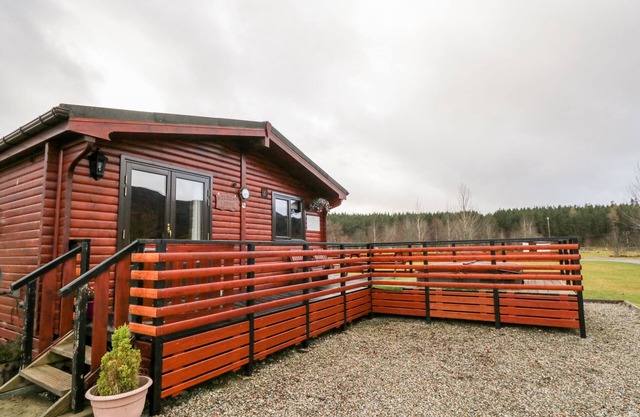 WILDCAT LODGE, pet friendly, with hot tub in Newtonmore