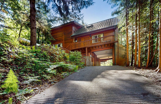 Wilderness retreat on a double lot with a fireplace, large deck, & W/D