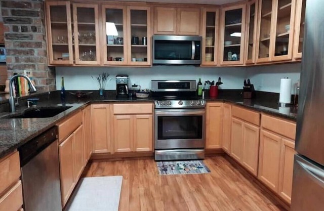 Wildwood. 8 acre private retreat close to town.