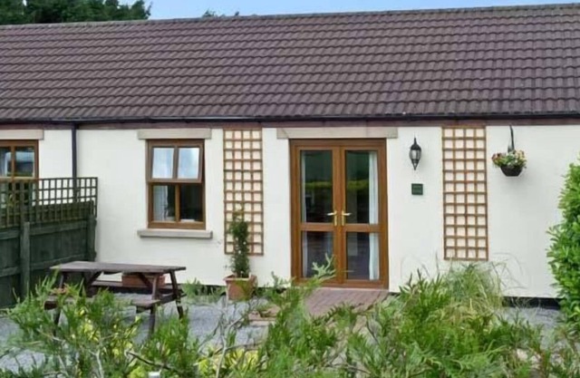 WILLOW COTTAGE, pet friendly, with a garden in Caldwell