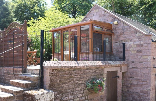 WILLOW COTTAGE, with hot tub in Upper Hulme