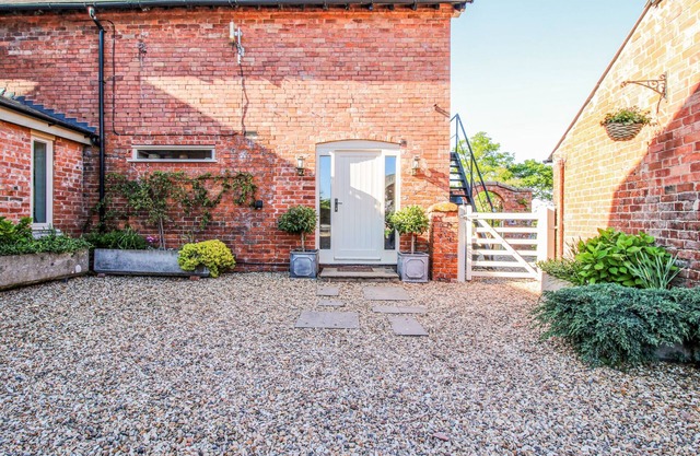 WILLOW GRANGE ANNEX, romantic, character holiday cottage in Ellesmere