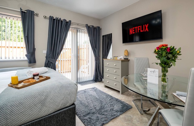 ★ Willow Lodge - Deluxe Apartment near NEC, Solihull,Resorts World,JLR & Airport