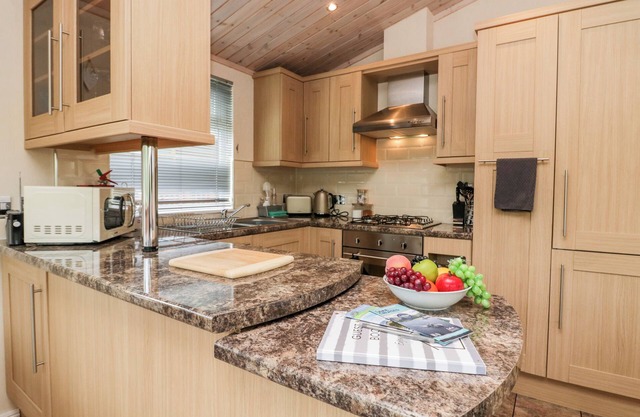 WILLOW LODGE, family friendly, with a garden in Windermere