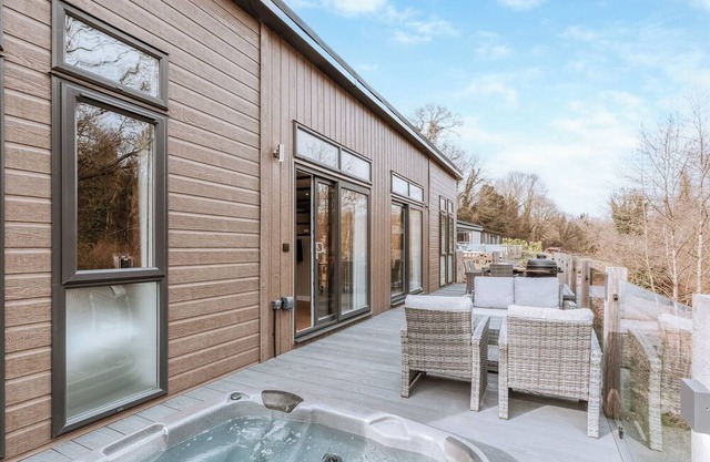 Willow Lodge VIP Hot Tub and Pet Friendly