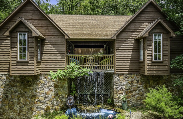 Willow@The Woods Cabins -Charming cabin 5 minute walk to downtown Eureka Springs