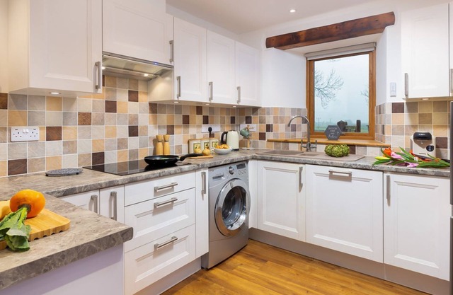 WILLOW TREE BARN, pet friendly, with open fire in Brigsteer