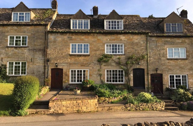 WILLOW VALE, pet friendly, with a garden in Snowshill