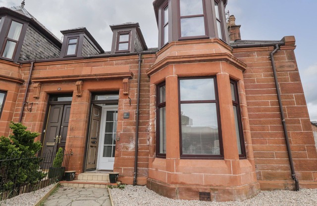 WILLOWBANK, family friendly, character holiday cottage in Ayr