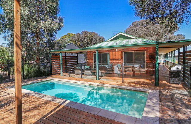 Wilson - Enjoy your private oasis overlooking the beautiful native garden.