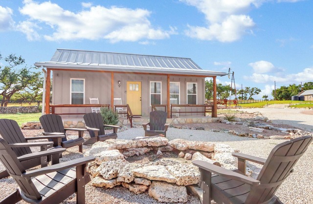 Wimberley Traveler’s Cottage w/Firepit & Pickleball