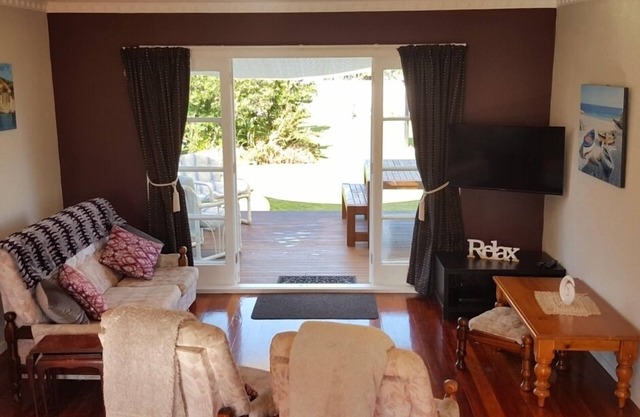 Wind down on White - 3 Bedroom -big Back yard