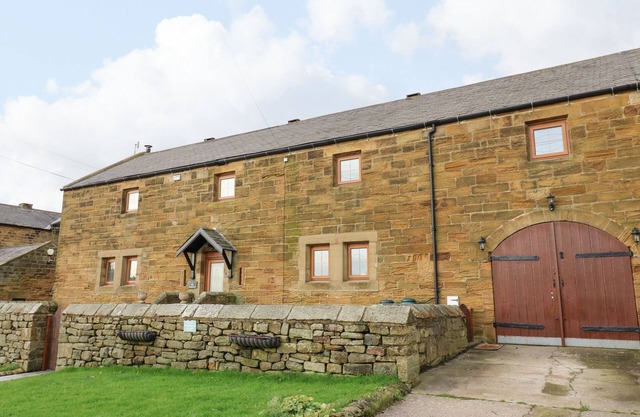 WINDING WHEEL COTTAGE, pet friendly, with open fire in Ashington