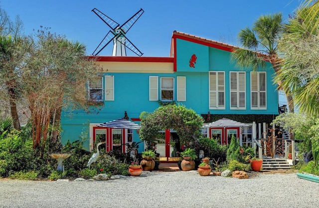 Windmill Gardens Inn "Gallery" by Galveston Bay is a cozy tropical hideaway