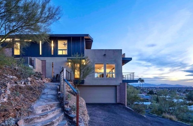 “Windmill House” -Mountain/City views, super close to great hiking trails