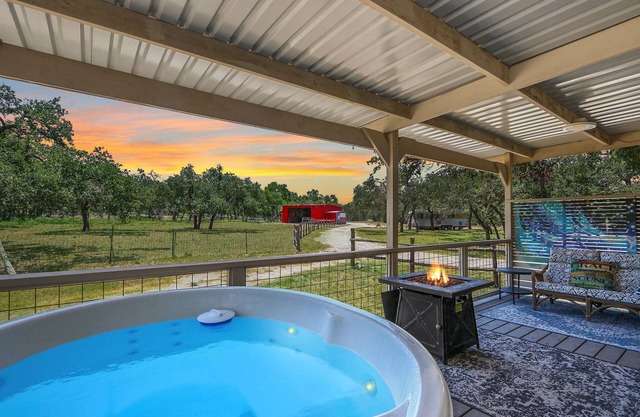 Windmill Ranch- Glamping Star RV I Hot tub, stargazing