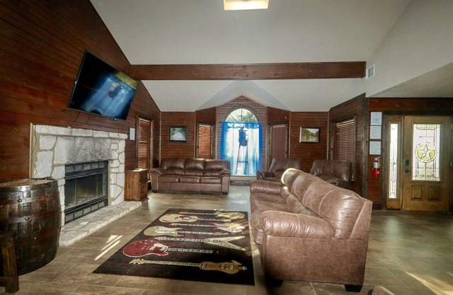 Windmill Springs In Gruene With River frontage! Walking distance to Gruene Hall!